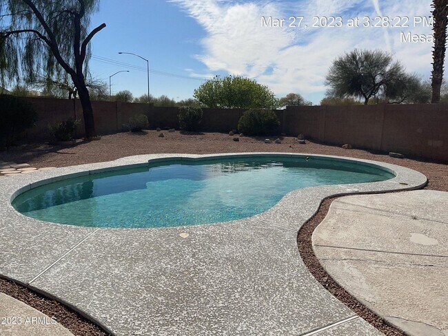 Building Photo - POOL SERVICE INCLUDED!