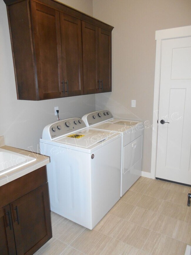 Building Photo - 3+ BED 2.5BA TIGARD HOME WITH DEN, SOAKER ...