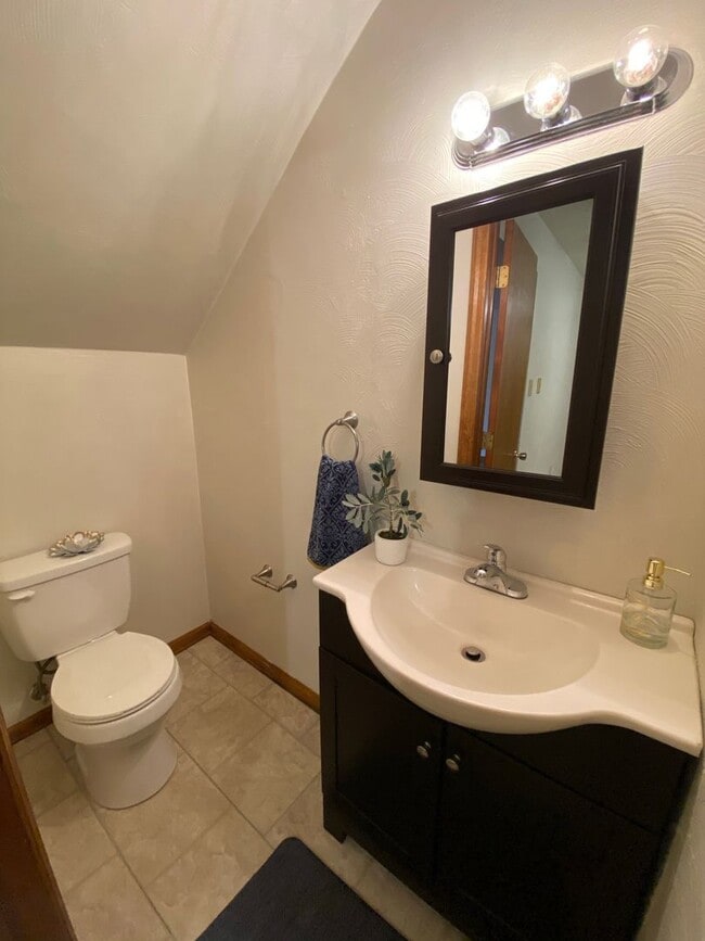 Building Photo - Lovely 2 Bedroom Townhouse with Private Pa...