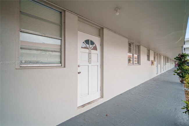 Building Photo - 18601 NE 14th Ave