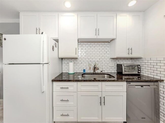 Building Photo - 200 The Esplanade N