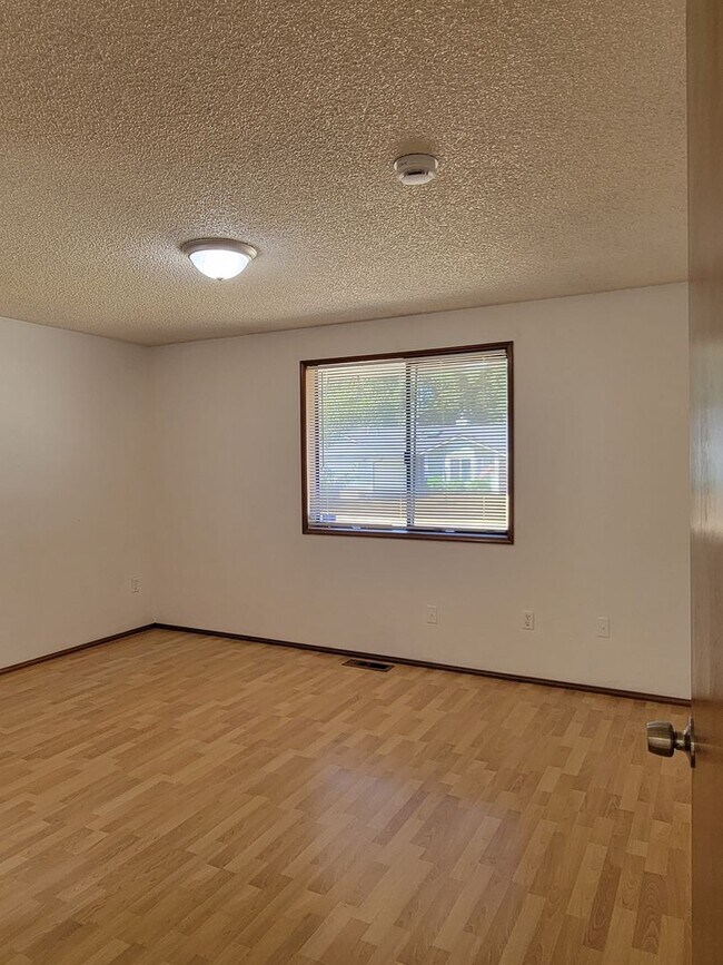 Building Photo - ? Spacious 3-Bedroom Rambler with Vaulted ...