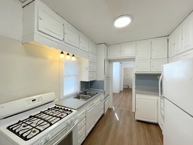 Building Photo - 3 Bedroom 1 Bathroom House