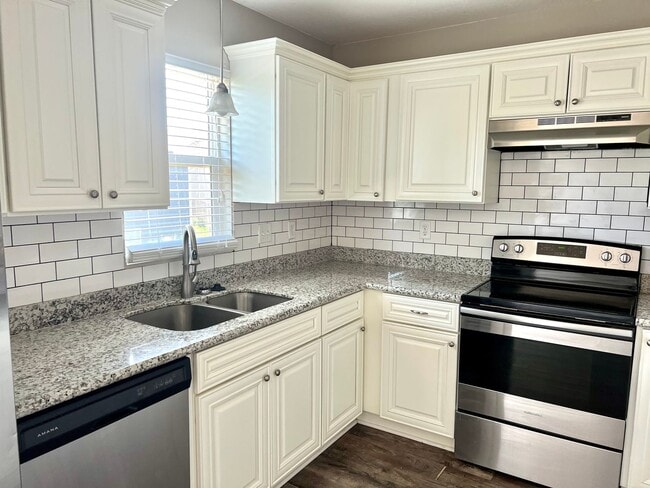 Building Photo - Large 4 Bedroom, 3 Bathroom!