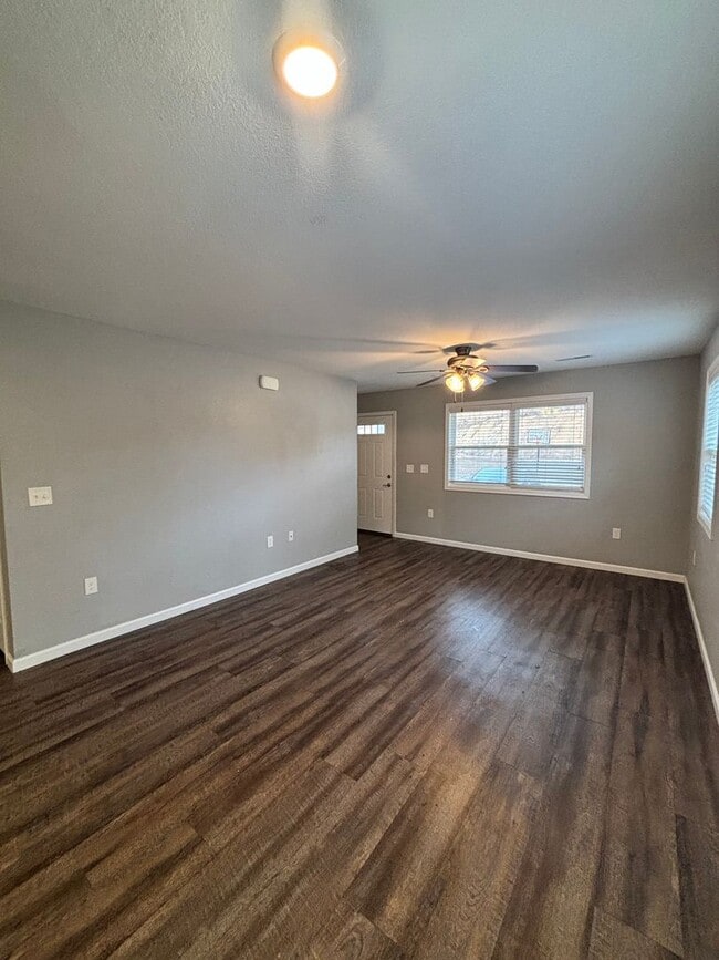 Building Photo - Sevierville 3bd/2.5bth available now!