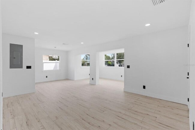Building Photo - 715 40th Ave NE