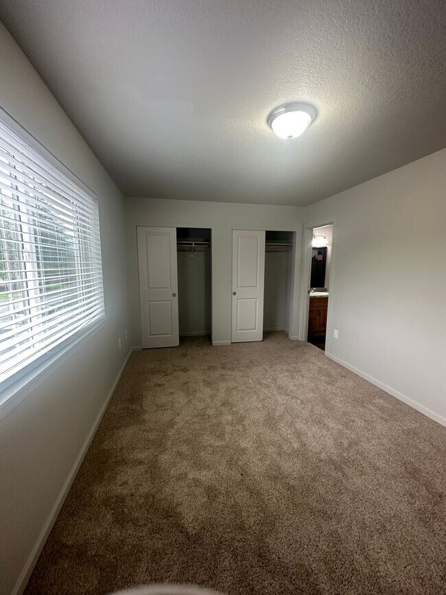 Building Photo - Available now! 3 bedroom ~ 2.5 Bathroom stylish home in Adair Village!