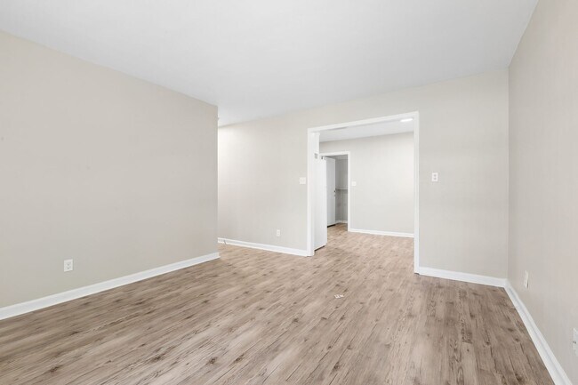 Building Photo - 211 Woodview Ave