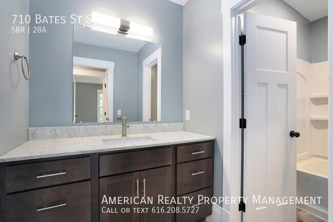 Building Photo - 710 Bates St SE