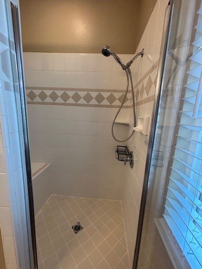 Building Photo - Three bed, two bath unit conveniently located off of Bell Road!