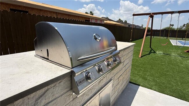 Building Photo - 28 Onyx Dr