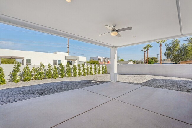 Building Photo - 910 E Roma Ave