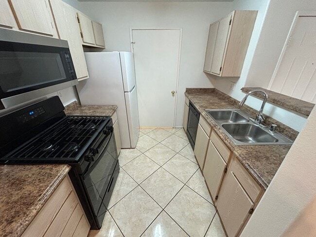 Building Photo - BRIGHT 1 BD & 1 FB CONDO IN SOUTHWEST LAS VEGAS