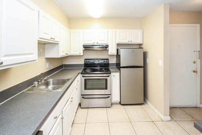 Building Photo - Spacious 2/1 Condo In The Carrington Park ...