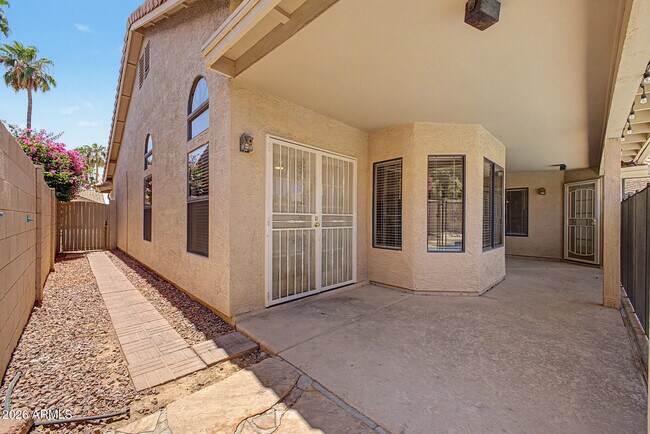 Building Photo - 3103 N Meadow Ln