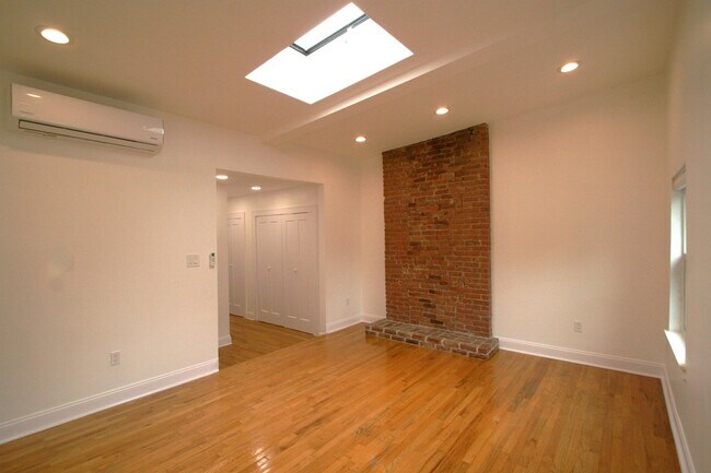 Building Photo - 142 Sussex St