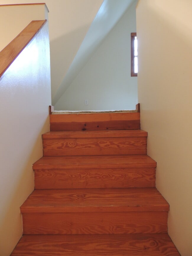 Staircase leading to upstairs bedroom/loft - 910 Perry Ln