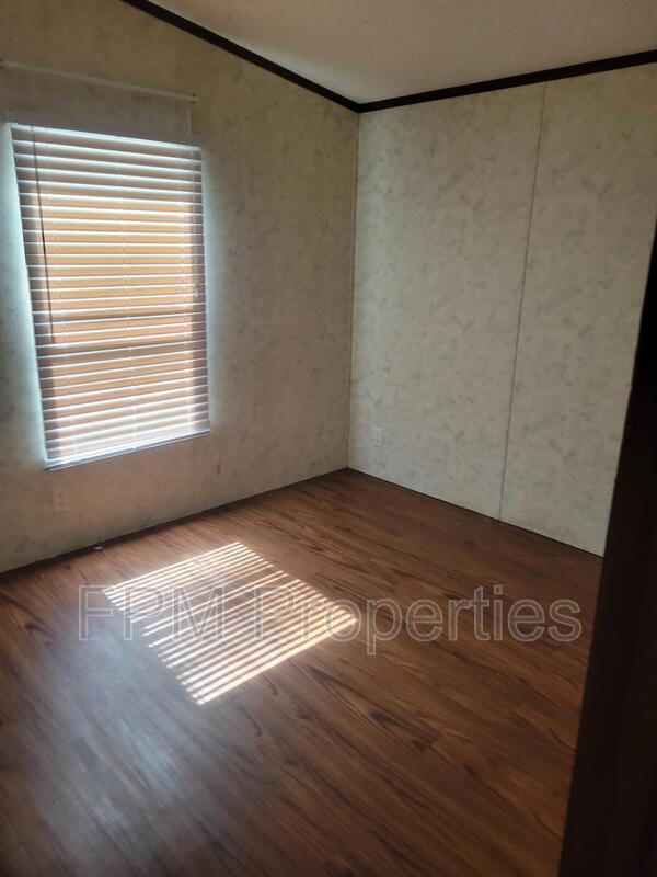 Building Photo - 205 Vintage Oak Cir