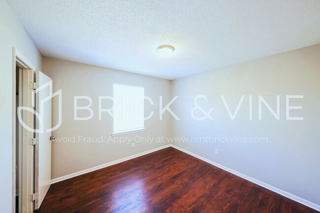 Building Photo - 3155 Sleepy Hollow Dr