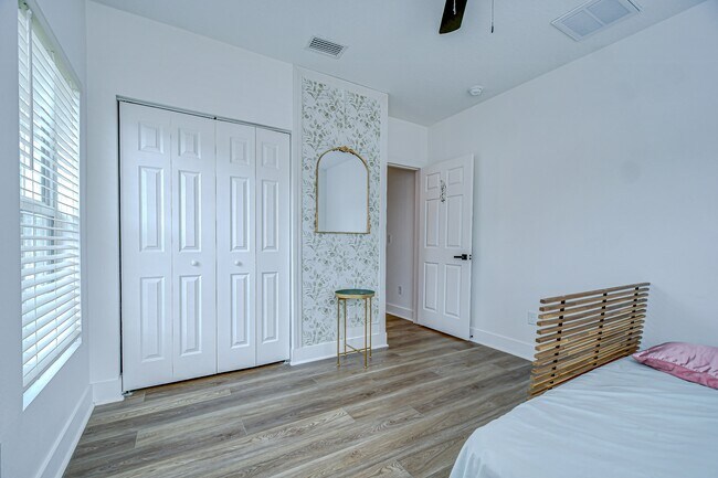 Building Photo - 1051 44th St S
