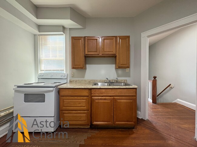 Building Photo - 2756 Pelham Ave