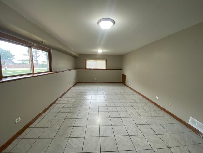 Building Photo - 2021 Kirschoff Ave