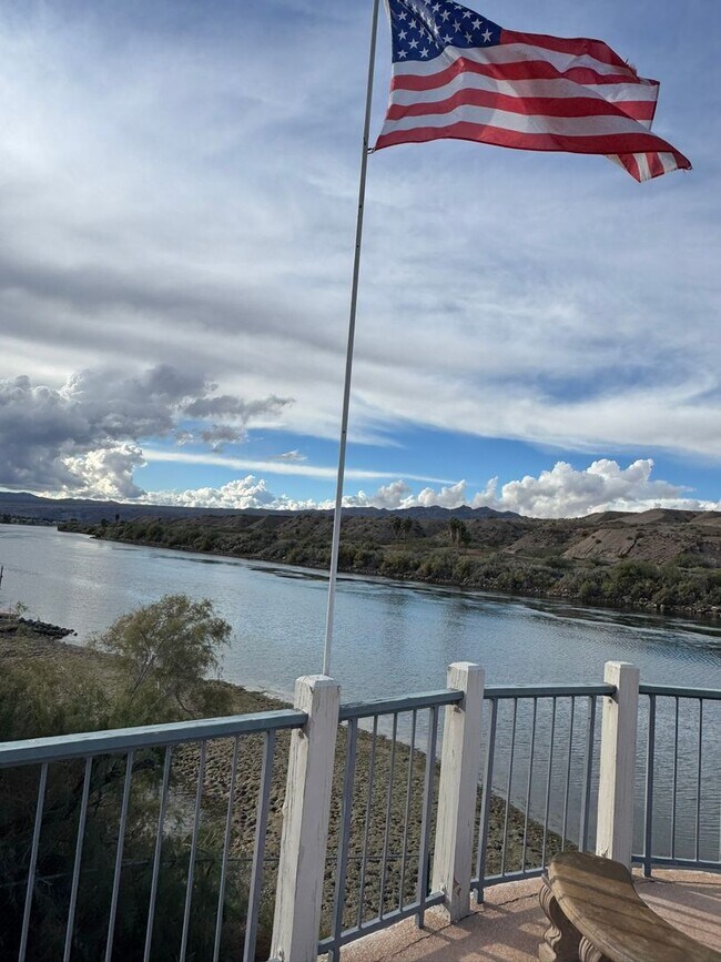 Building Photo - Riverfront 2BR Condo Great Views, Luxury Furnished incl UTILITIES