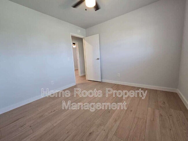 Building Photo - 1309 W Beech Dr