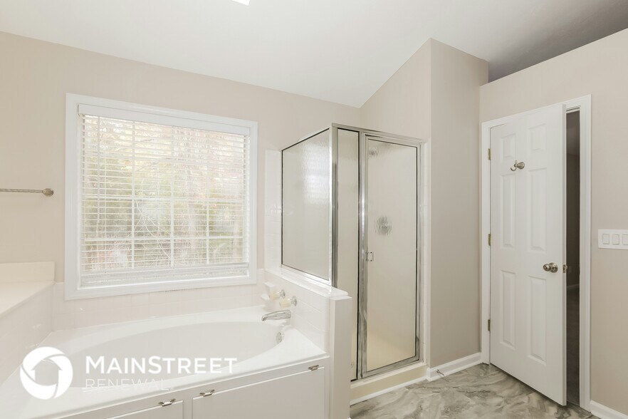 Building Photo - 1605 Summit View Way