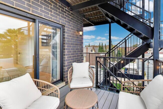 Building Photo - 3320 N Narragansett Ave