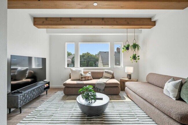 Building Photo - 925 NE 23rd Ave