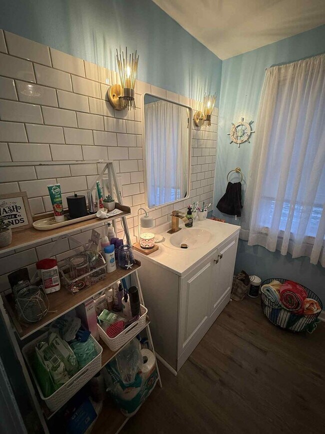 Building Photo - 3 Bedroom single family house