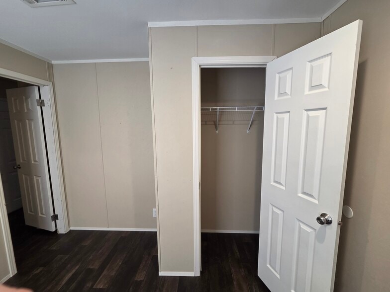 Building Photo - 2409 Creekview Dr