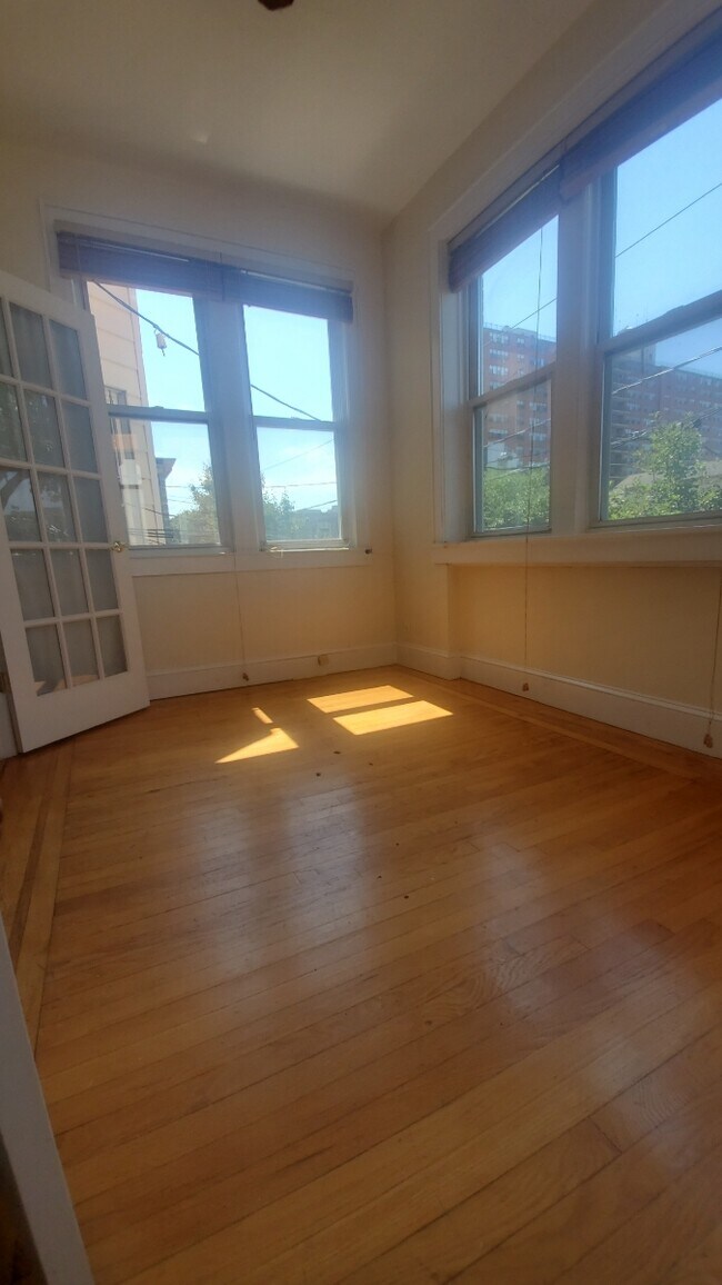 Building Photo - 712 6th St