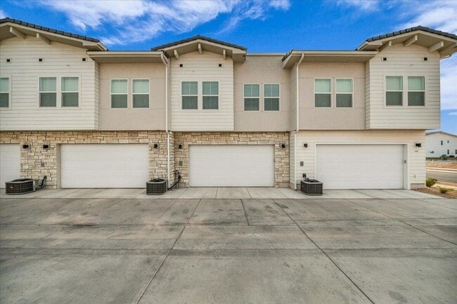 Building Photo - MODERN 3-BEDROOM TOWNHOME IN DESERT COLOR ...