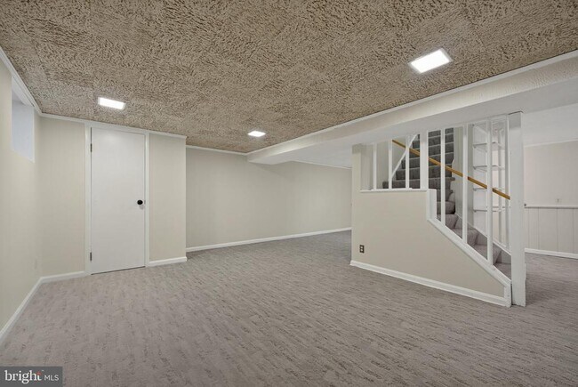 Building Photo - 6206 Hillview Ave