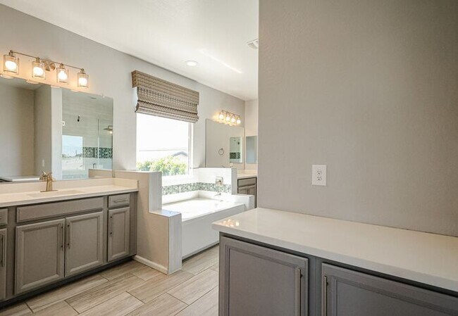 Building Photo - Beautiful 5bedrooms-2Baths Modern Style Home!