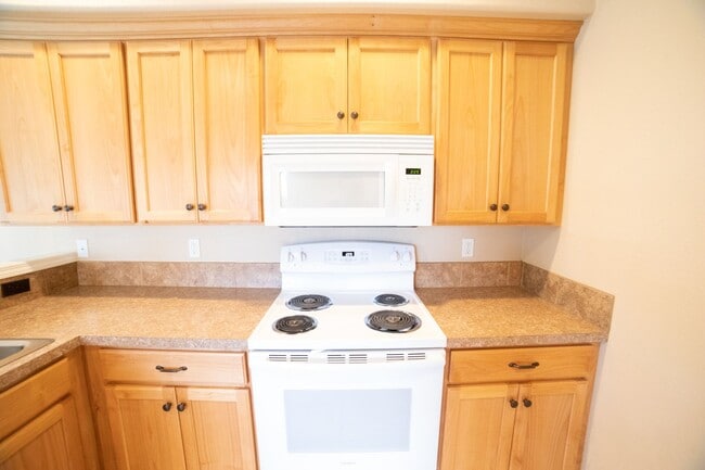 Building Photo - Newer Construction Townhome in Canby