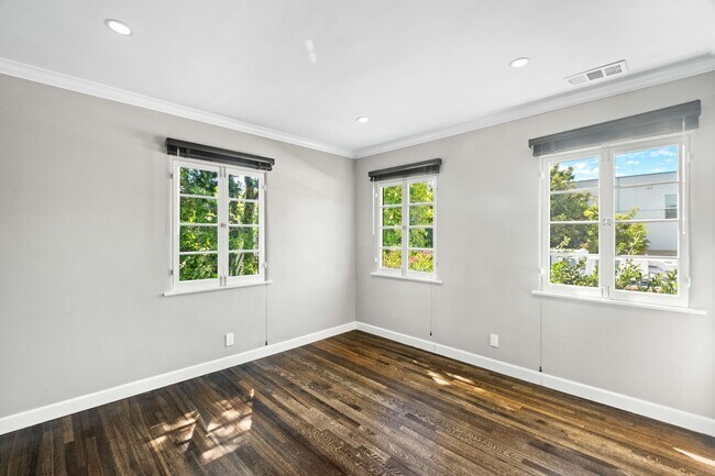 Building Photo - 1516 S Crest Dr