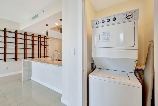 Building Photo - 315 NE 3rd Ave