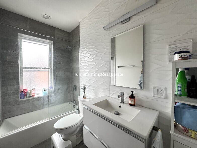 Building Photo - 7 Strathmore Rd