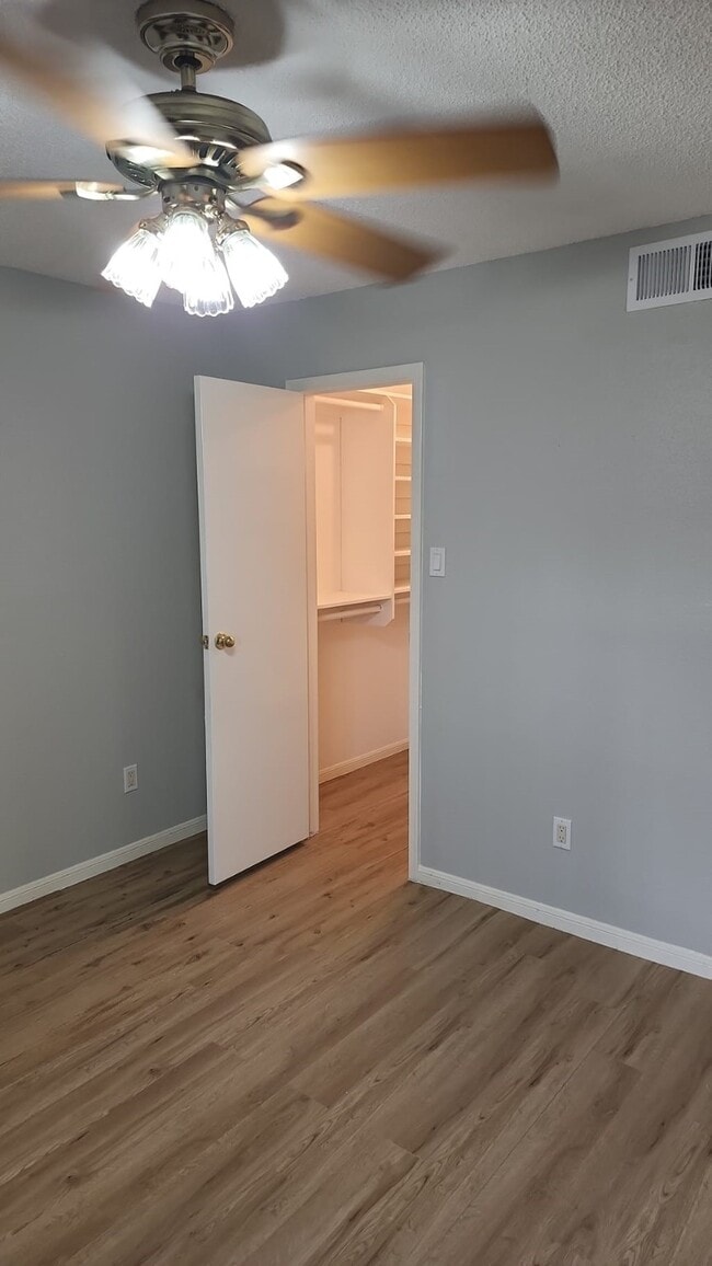 Building Photo - 11201 Lynbrook Dr