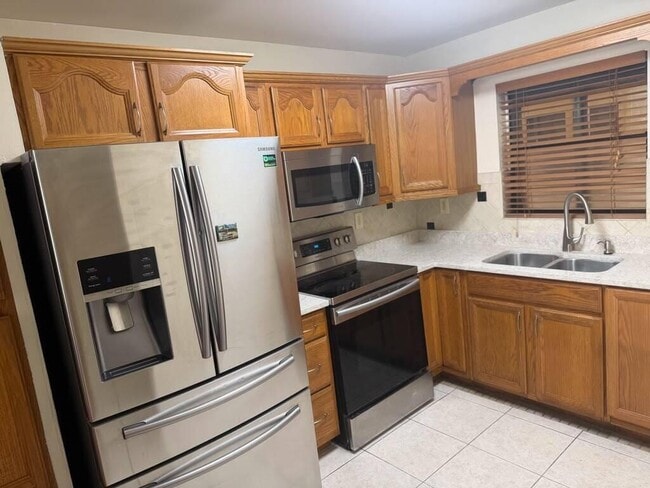 Building Photo - 2977 Riverside Dr