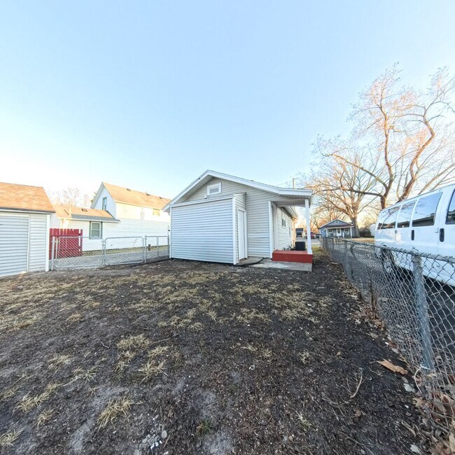Building Photo - 2 Bedroom 1 Stall Garage East Side Home for Rent