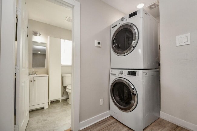 Building Photo - 5615 Barremore St