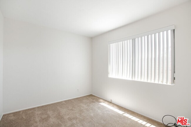 Building Photo - 5464 Evelyn Dr