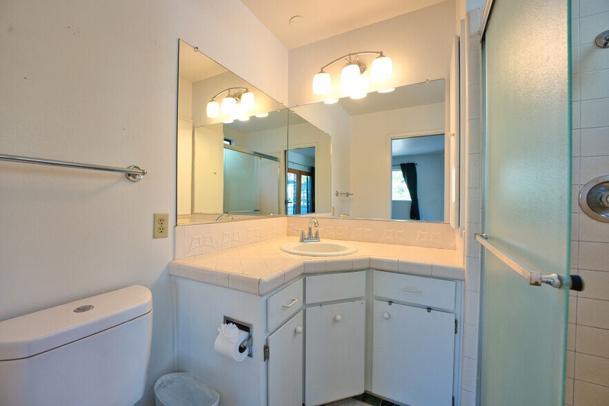 Building Photo - 945 Midpine Way