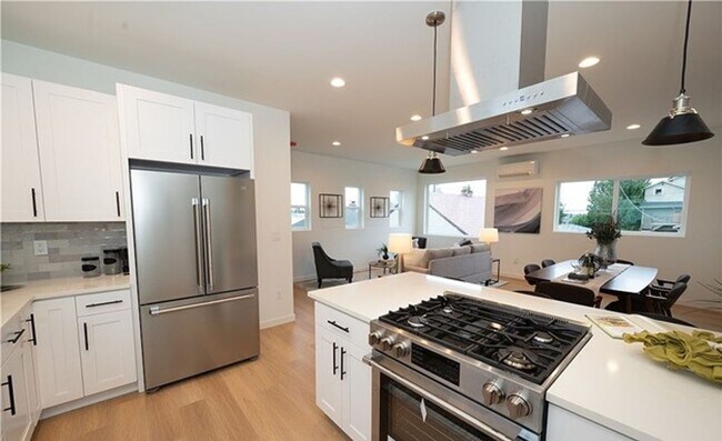 Building Photo - Air-Conditioned Seattle Townhome with Rooftop Deck & Mt. Rainier Views