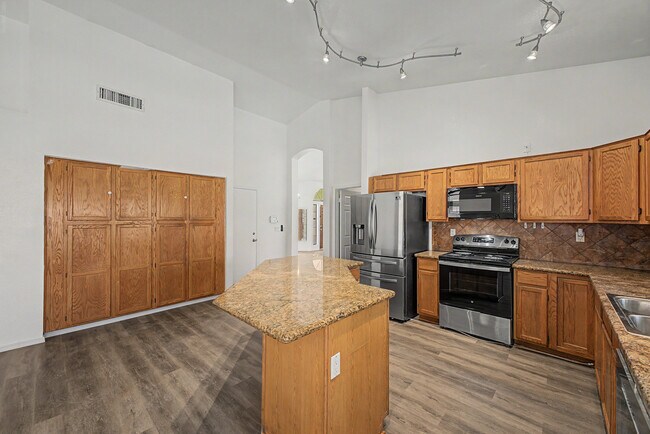 Building Photo - 3103 N Meadow Ln