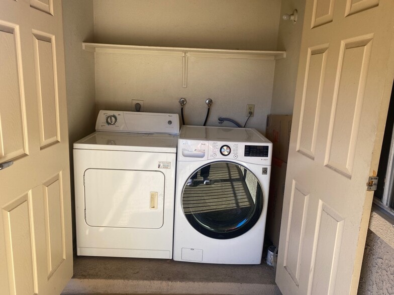 Building Photo - 5141 River Glen Dr